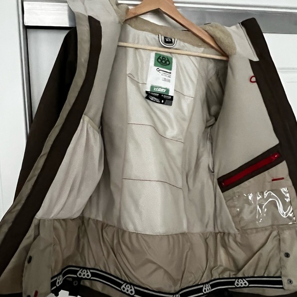 686 Ski/Snowboarding Jacket - Picture 11 of 11